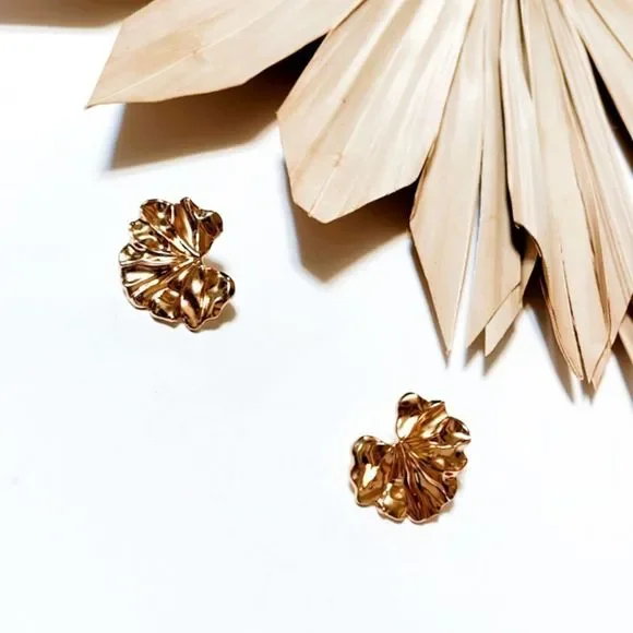Half leaf stud earrings in gold #200 - Picture 3 of 5